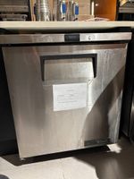 Un caisson réfrigéré TRUE positif inox une porte