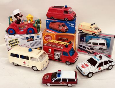 un grand nombre de petites voitures posées sur une table