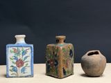 trois petits vases posés les uns à côté des autres sur une table