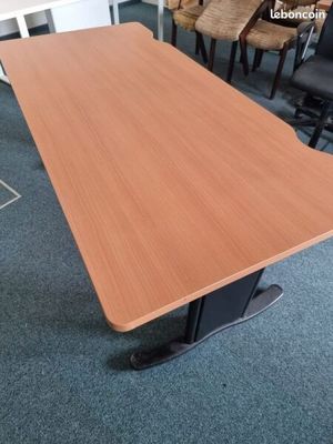 5 tables en stratifié bois foncé sur piétement en métal laqu…