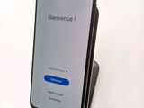 the back view of a smartphone with the screen open and the text bienvenue on it