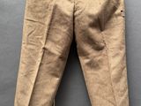un vieux pantalon accroché au mur