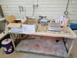 un établi sur lequel sont posés de nombreux outils