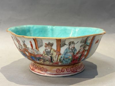 un bol bleu décoré d'une peinture, posé sur une table