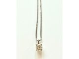 gros plan d'un collier de diamants sur fond blanc