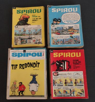 quatre bandes dessinées empilées les unes sur les autres sur une table