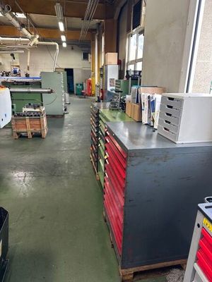 une grande pièce avec beaucoup de cartons par terre