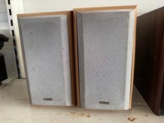 Une paire d'enceinte DENON VENDUE EN L'ÉTAT