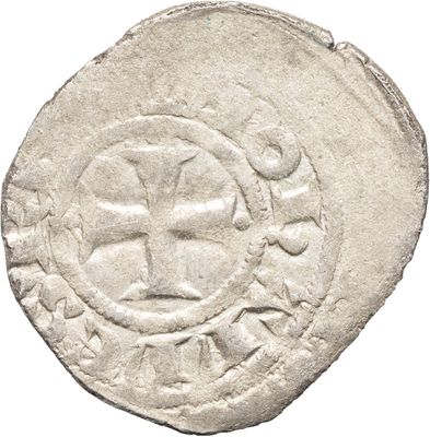 Gros plan sur une pièce de monnaie portant une croix