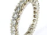 gros plan d'une bague en diamant sur une surface blanche