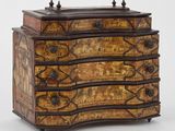 une commode ancienne ornée d'un motif représentant une carte sur la façade