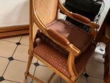 une chaise sur laquelle est posé un ordinateur portable, dans un coin de la pièce