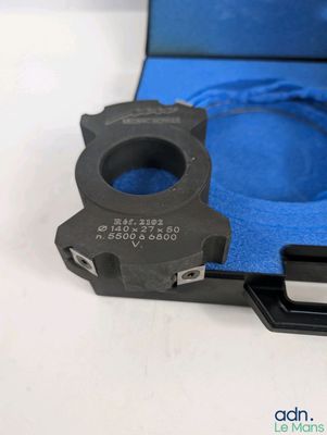 une mallette bleue contenant un objet noir