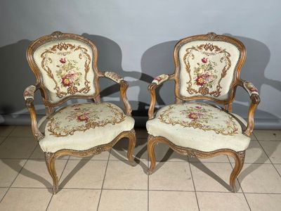 paire de chaises anciennes avec des coussins rembourrés à motifs floraux