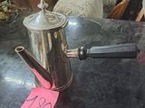 une cafetière posée sur une table, avec une étiquette de prix dessus
