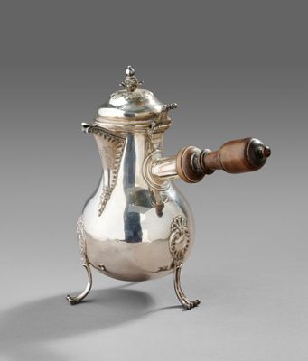 Verseuse tripode en argent reposant sur des pieds en console… - Photo 1