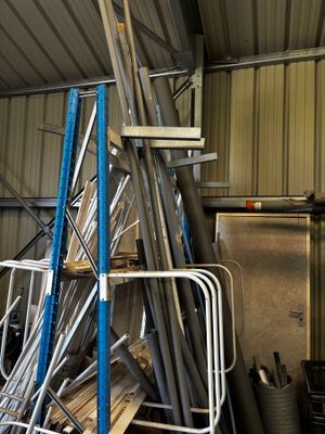 un tas d'objets métalliques dans un local de stockage