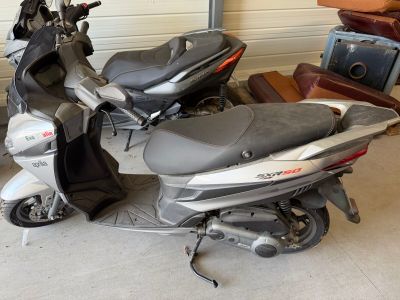 deux scooters garés dans un garage