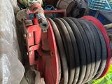 un tuyau raccordé à une borne d'incendie