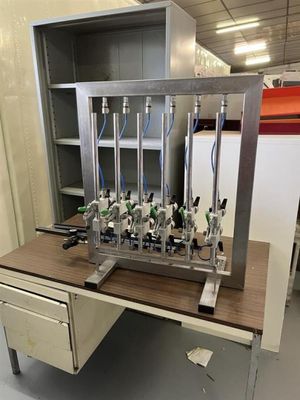une machine posée sur une table dans une pièce
