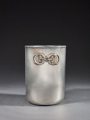 une coupe en argent ornée d'un nœud sur le côté