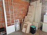 une pièce avec tout un tas de vieilles portes et une échelle