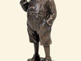statue d'un garçon tenant une pipe à la main, posée sur un socle en bois