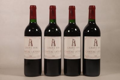 trois bouteilles de vin rouge sont alignées sur une table