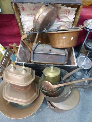 de nombreuses casseroles et poêles posées sur une table