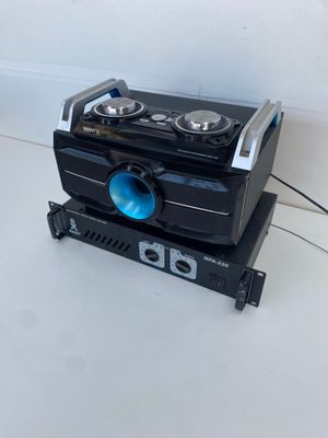 un appareil photo Polaroid posé sur une table
