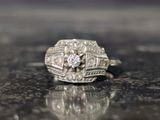 une bague en diamant posée sur une table