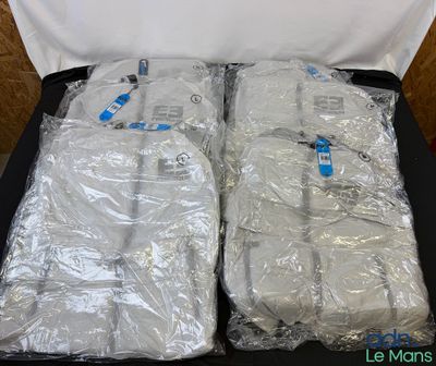 deux valises emballées dans du plastique, posées sur une table