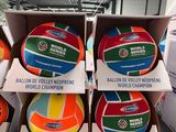 Dans un magasin, des boîtes de balles sont empilées les unes sur les autres.