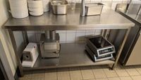 Table en inox à dosseret avec plateau d'entrejambes