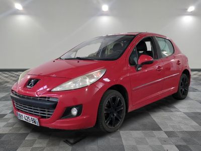 une voiture rouge garée sur un sol en dalles à damier dans un garage