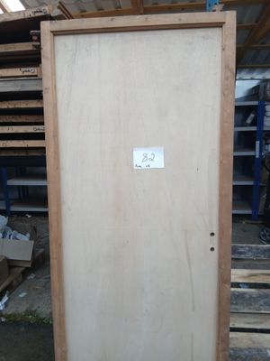 Lot de 13 portes planes en bois brut, largeur 82 cm,neuves.