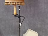 une lampe posée sur une table