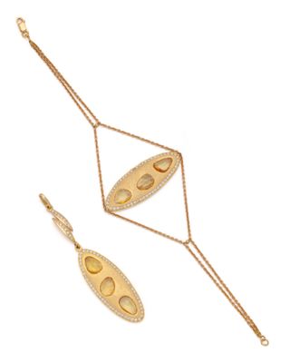 un gros plan d'un collier et de boucles d'oreilles sur fond blanc