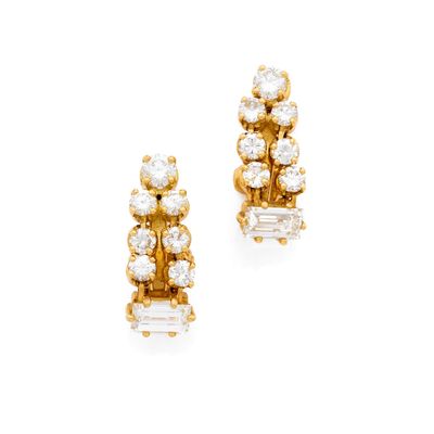 PAIRE DE BOUCLES D'OREILLES retenant deux lignes pavées de d…