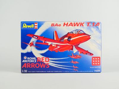 maquette d'un avion de chasse rouge volant dans le ciel, d'où s'échappe de la fumée