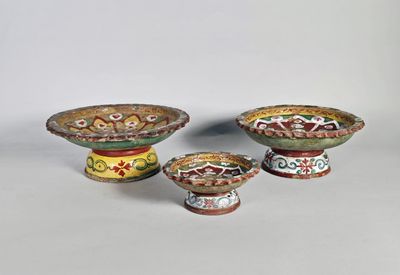 Trois coupes, sur piédouche, en céramique polychrome de type…