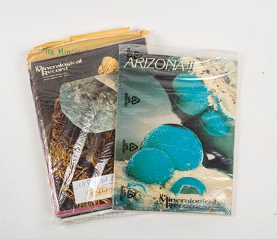 deux magazines posés sur une table