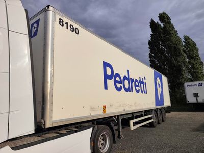 un camion semi-remorque garé dans un parking