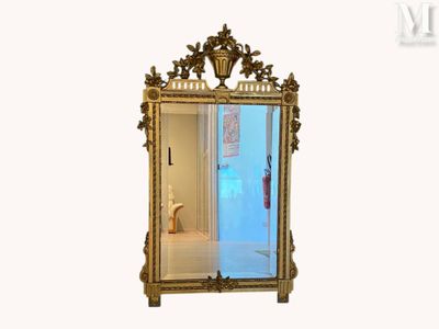 un miroir accroché au mur de la pièce