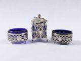 trois morceaux de verre argenté et bleu sur un fond blanc