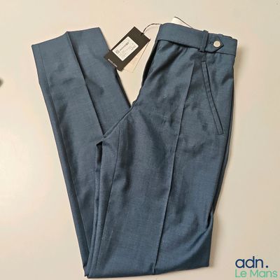 Les pantalons sont rangés et prêts à être portés