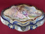 une boîte décorative ornée d'une peinture sur fond rouge
