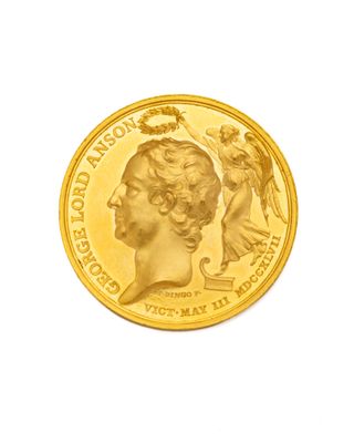 La pièce d'or représente le profil d'une femme et d'un oiseau.