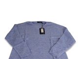 un pull bleu sur fond blanc