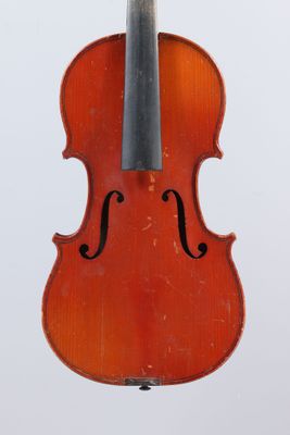 un vieux violon avec un archet accroché à son dos